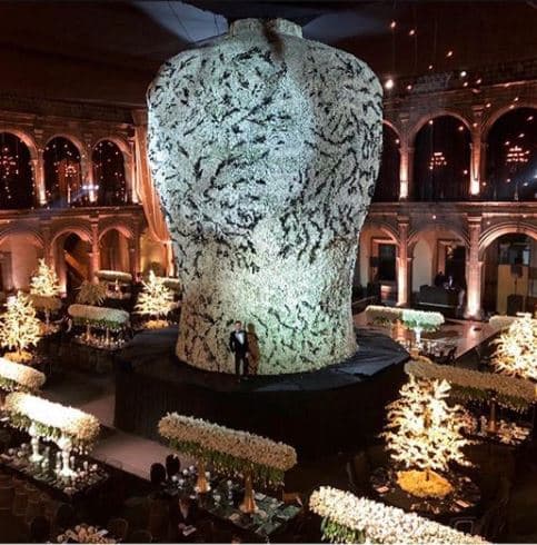 Al centro del recinto, se levantaba este enorme jarrón repleto de flores blancas.