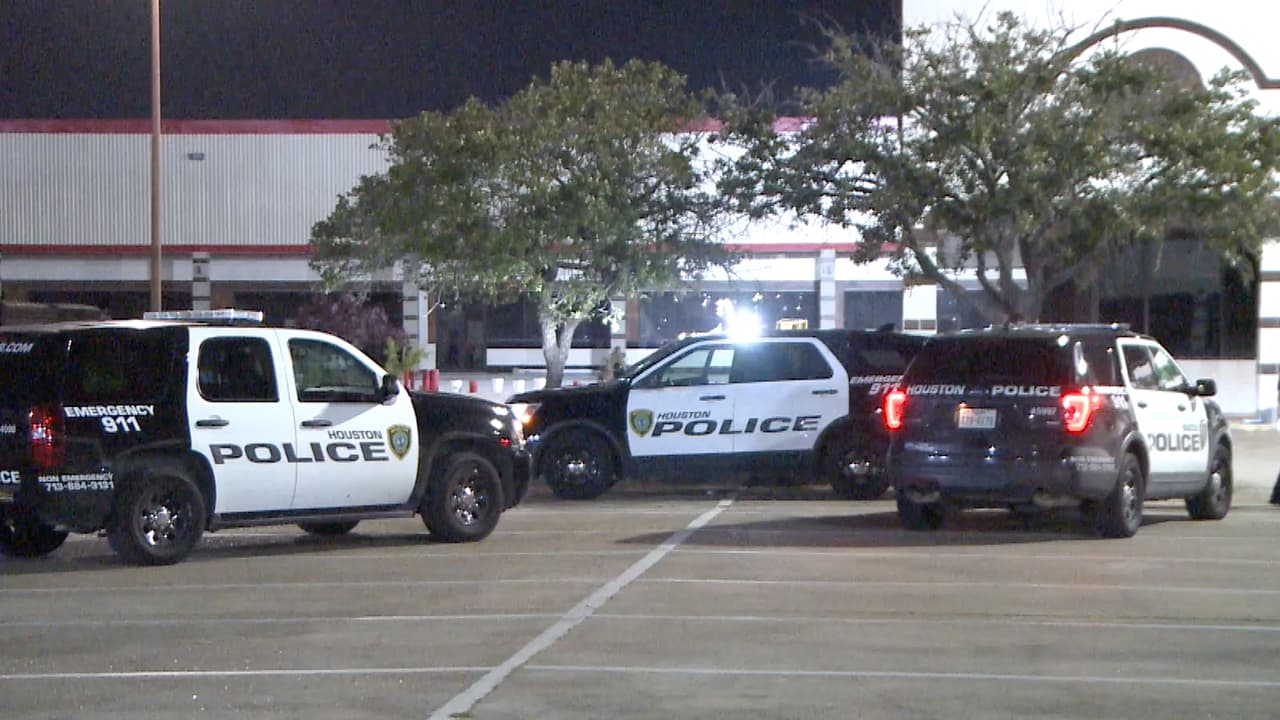 La balacera ocurrió en el centro comercial ubicado en el 10800 de la calle Bissonnet, al suroeste de Houston, el miércoles, alrededor de la 1:30 am.
