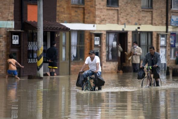 La ayuda por parte del Ejército Nacional y la Fuerza Aérea Colombiana colaboran con cuerpos de socorro para contener la situación en los diferentes municipios.