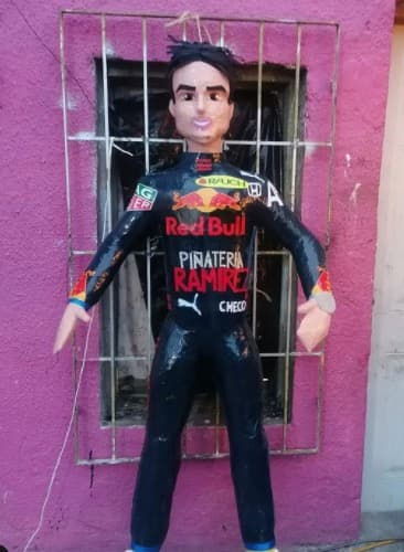 En noviembre de 2021, 
<b>Checo Pérez </b>se subió al podio del Gran Premio de México de la Fórmula 1 y lo celebraron con la creación de su piñata.