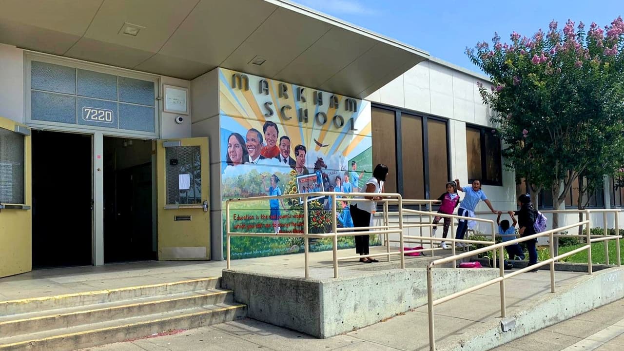 Ladrones roban 60 computadoras portátiles valoradas en $10,000 de una escuela primaria en Oakland