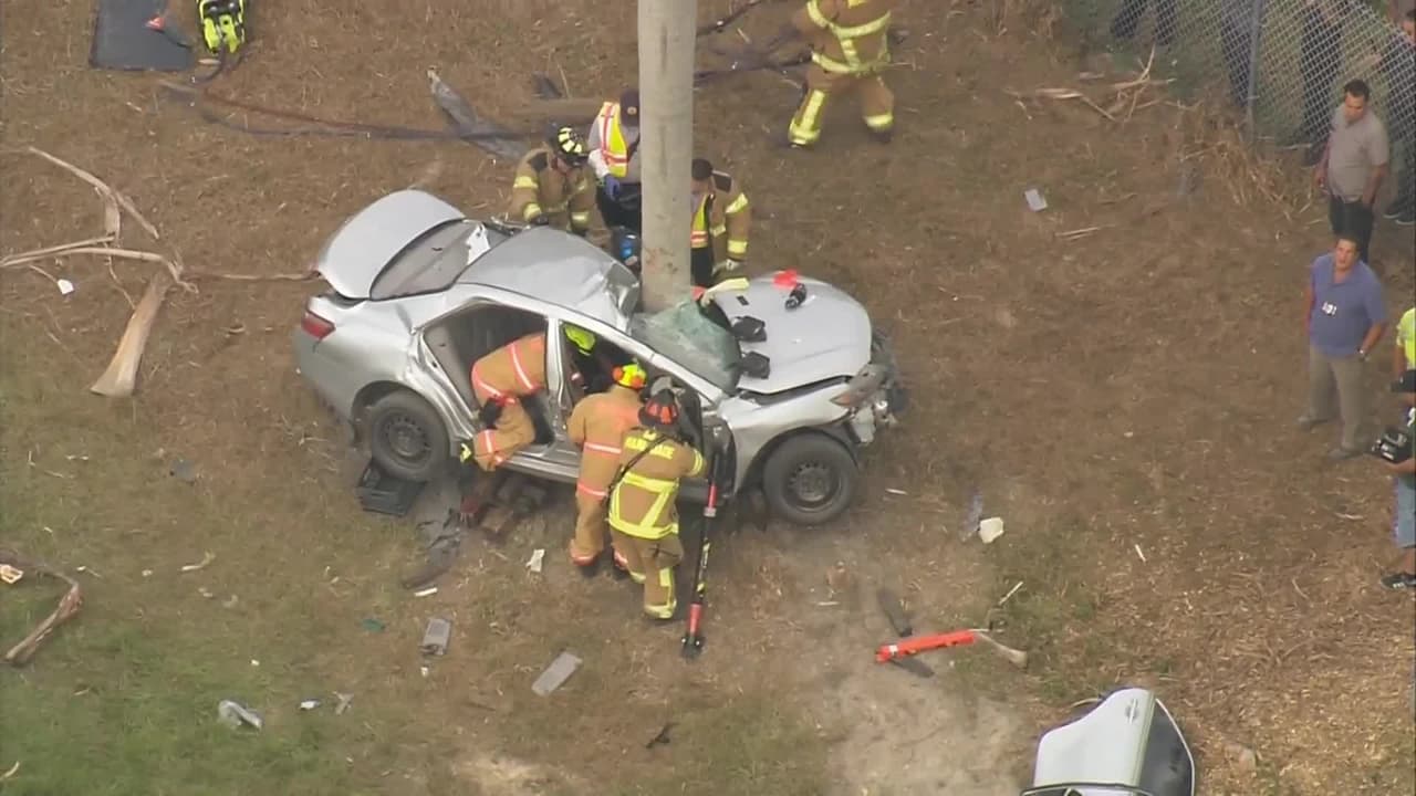 Un conductor resultó herido después de estrellarse contra un árbol en la Turnpike
