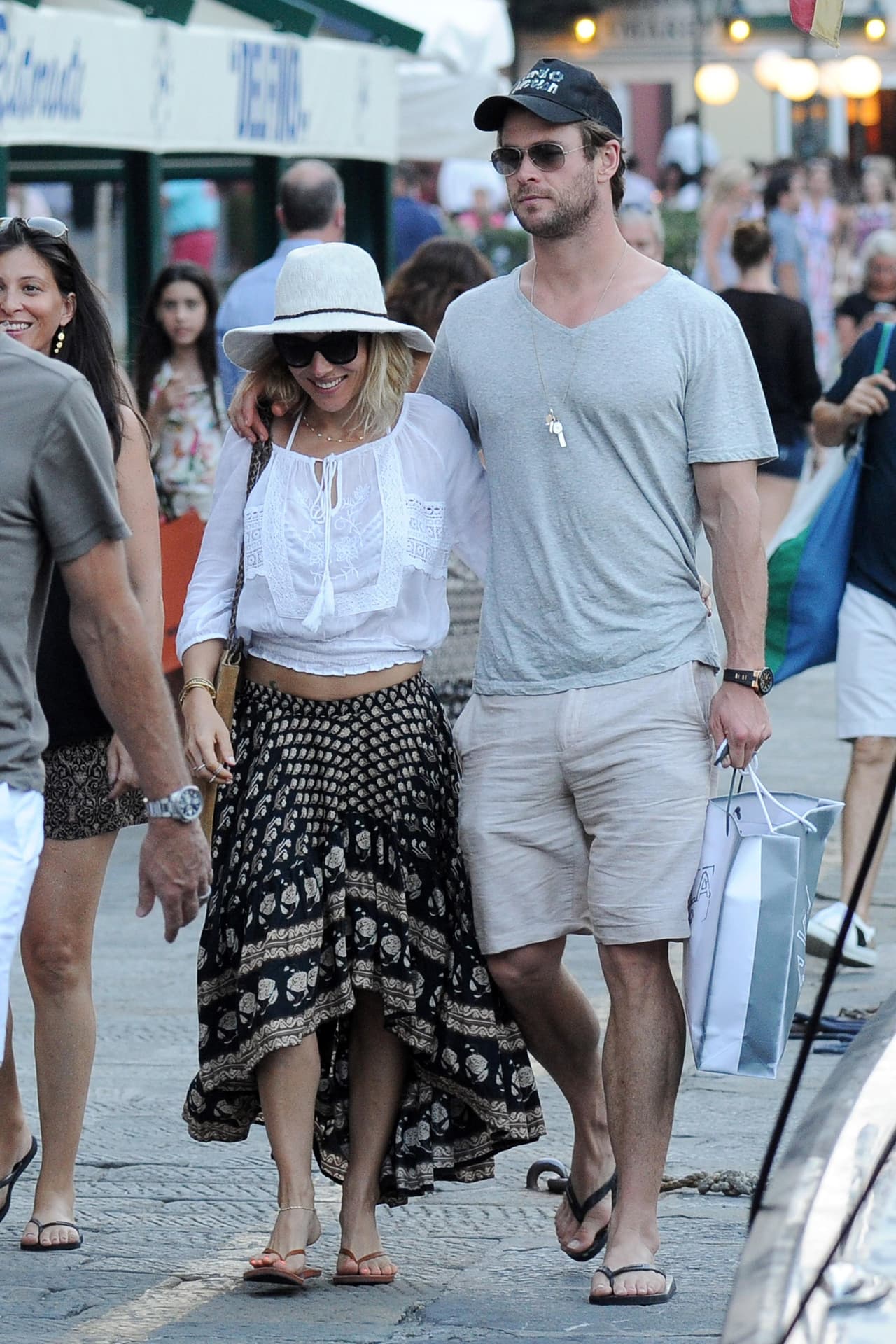 Hemsworth, en tanto, la resguardaba en cada paso.