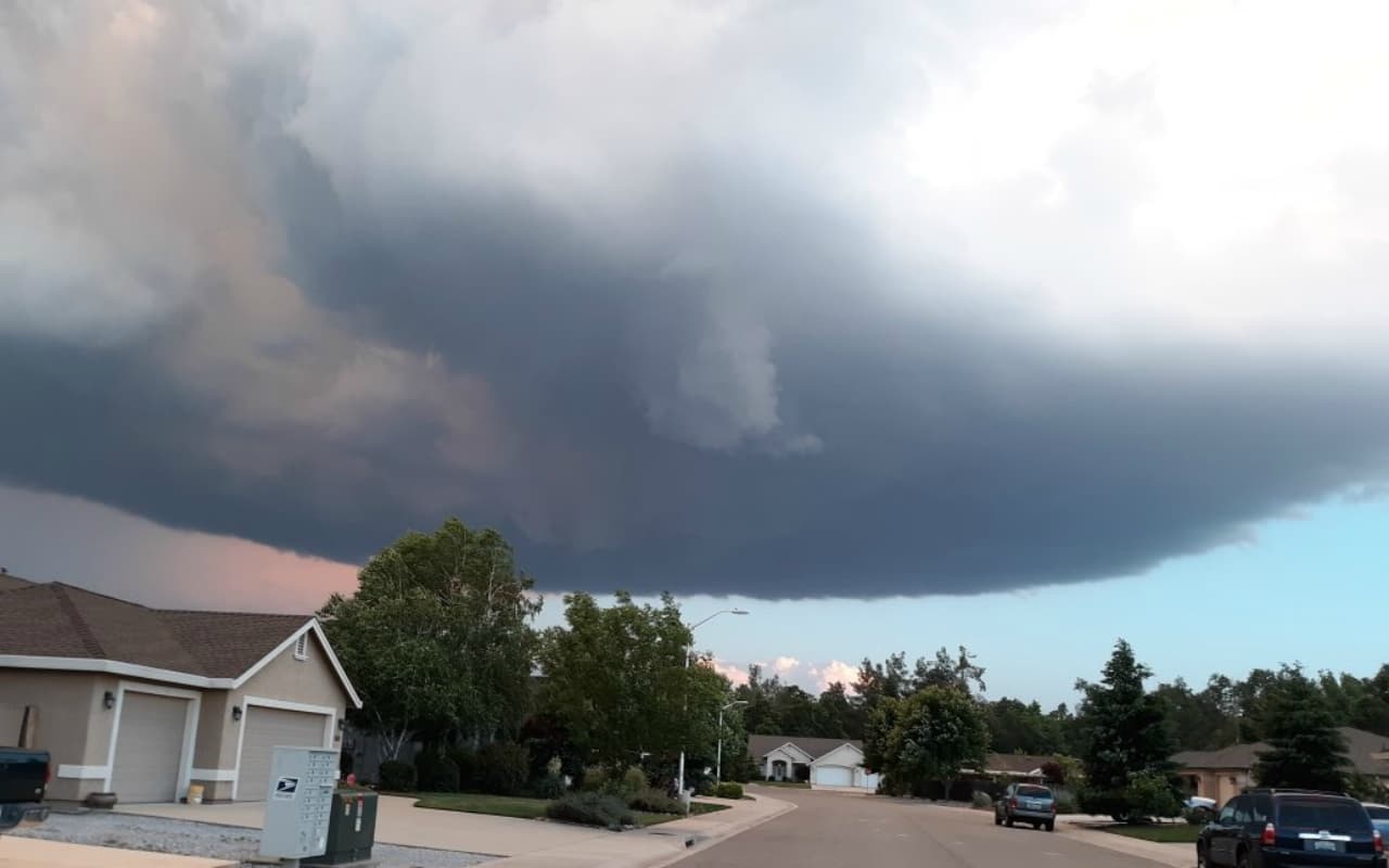 Las nubes embudo suelen hacerse visibles como un cono o una aguja saliendo en forma de una protuberancia de la base de una nube madre. Por lo general, forman parte en de una asociación con las llamadas súperceldas de tormentas.
