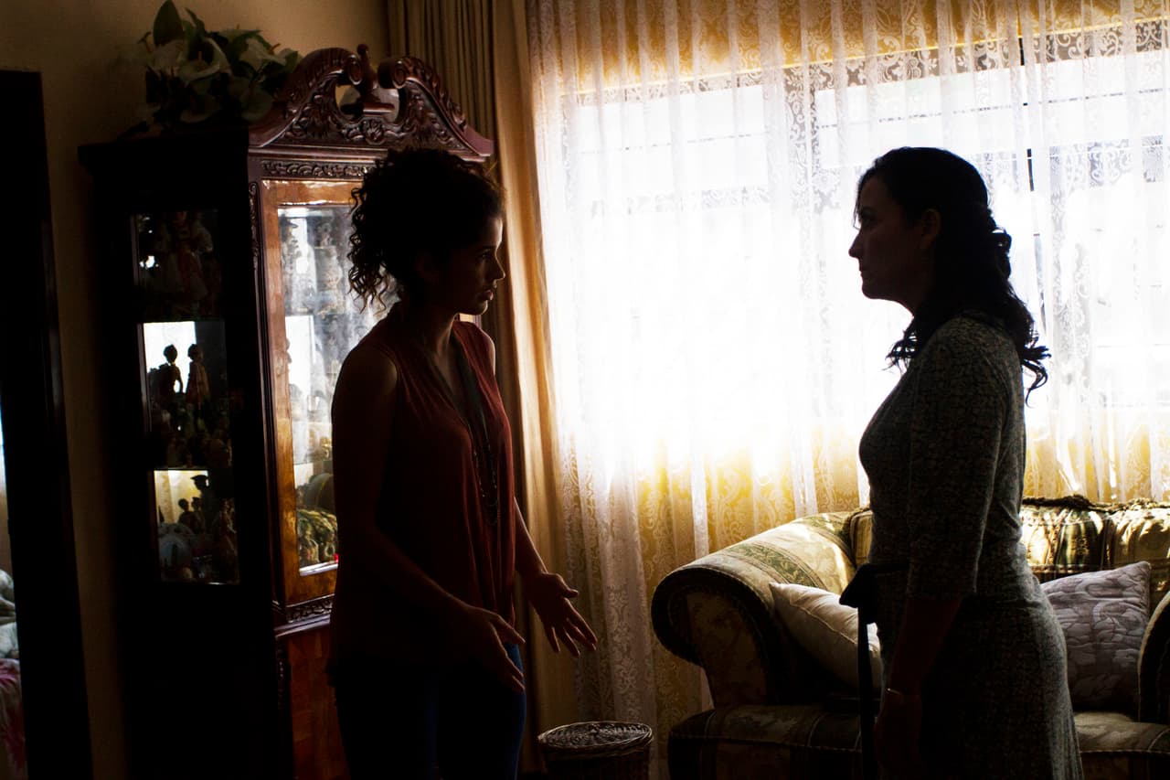 De inmediato la llevó a su casa para mantenerla a salvo y ocultarla de sus atacantes.