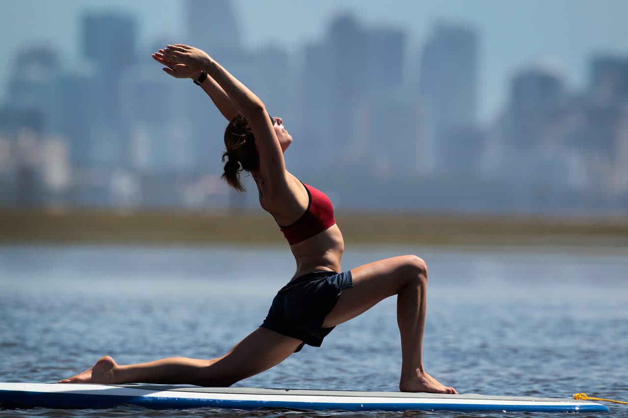 9. Yoga y pilates en ‘paddleboard’. Esta tabla es una sensación, ya que se usa para practicar el remo de pie. ¿Imaginas hacer yoga sobre una? Mantenerte de pie sin caer al agua requiere el uso constante de la pelvis y la espina dorsal. ¡Si le sumas pilates o yoga, obtienes todo un reto!