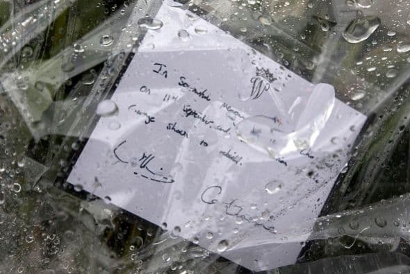 No sin antes anexarle una nota llena con bellas palabras y sus firmas al texto.