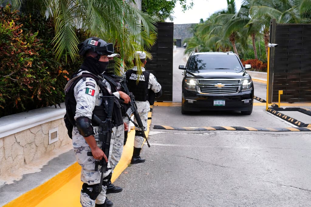 Fuerzas gubernamentales custodian la entrada de un hotel luego de un enfrentamiento armado, cerca de Puerto Morelos, México.