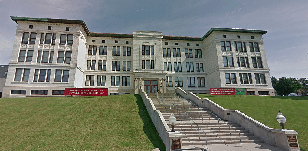 <b>PS 195 - City Honors.</b> La única escuela pública de Buffalo. City Honors obtuvo altas calificaciones en preparación para la universidad y salud y seguridad. En general, recibió una calificación de A.
<br>
<br>