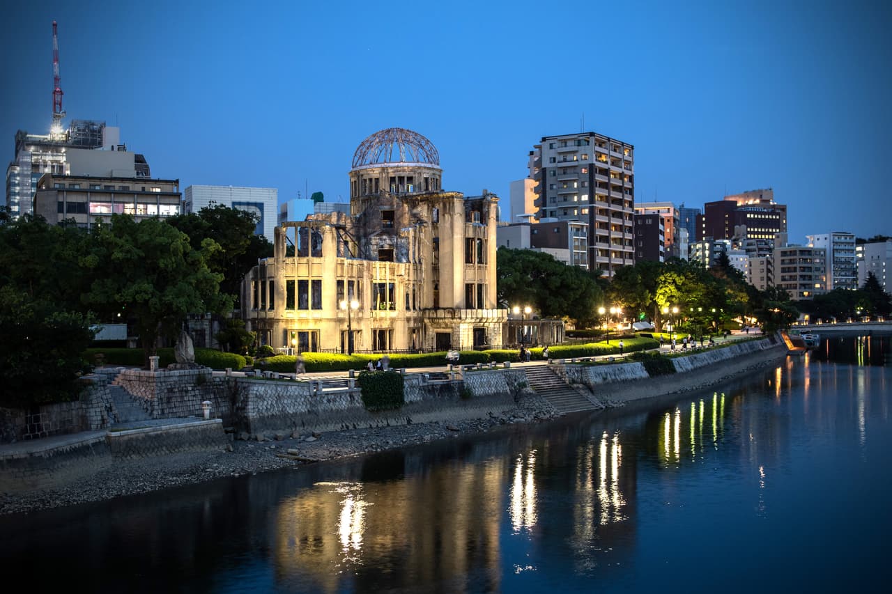 En su discurso durante la ceremonia, el primer ministro Shinzo Abe dijo que Japón está comprometido con la prohibición de las armas nucleares, pero que no se puede lograr un mundo libre de armas atómicas de la noche a la mañana, y que tiene que comenzar con un diálogo entre partes antagónicas.
<br>
<br>En imagen, la bóveda de la bomba atómica se iluminó este miércoles (hora local), en Hiroshima, Japón.