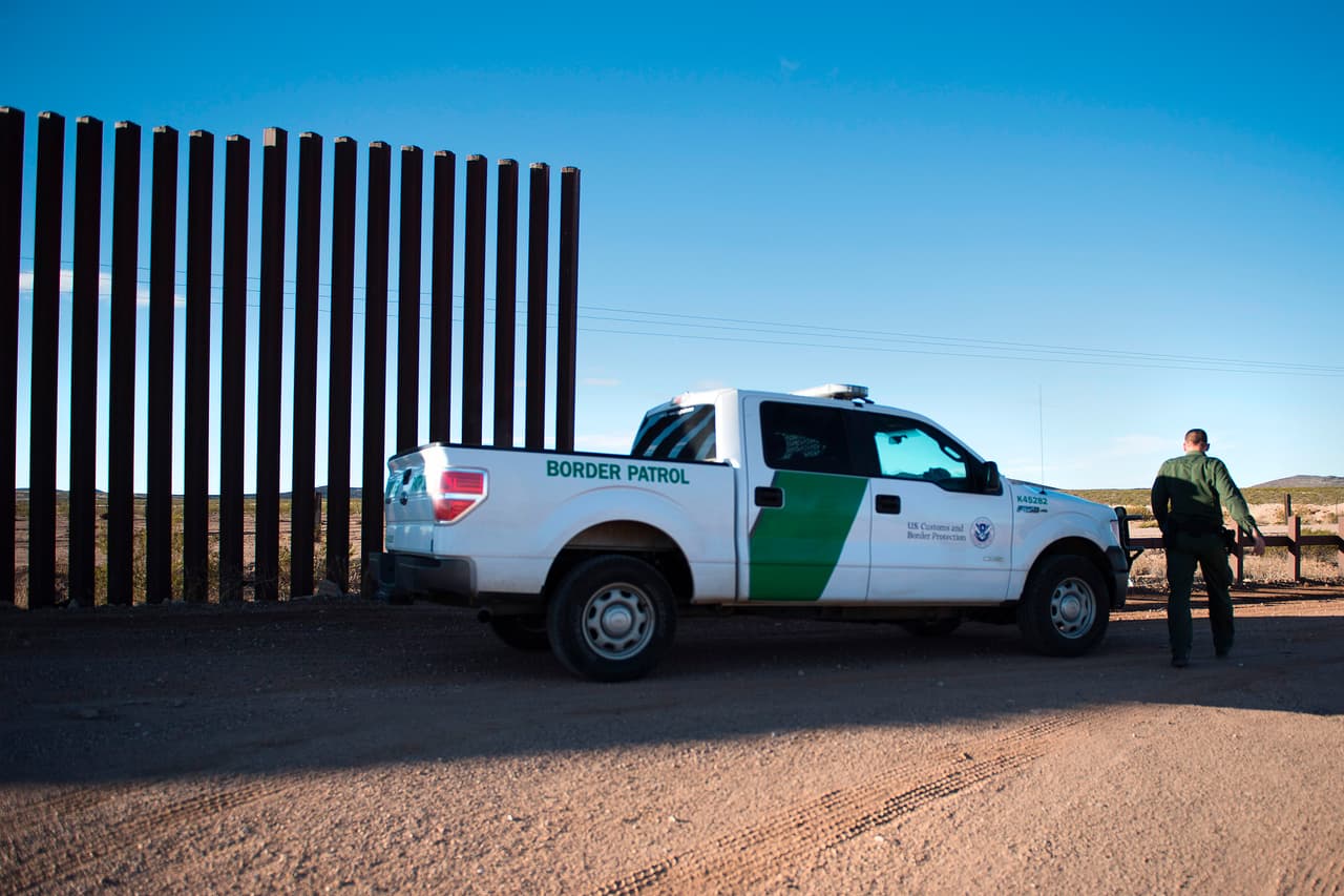 Agente de la Patrulla Fronteriza en Arizona se declara culpable de golpear a un inmigrante esposado