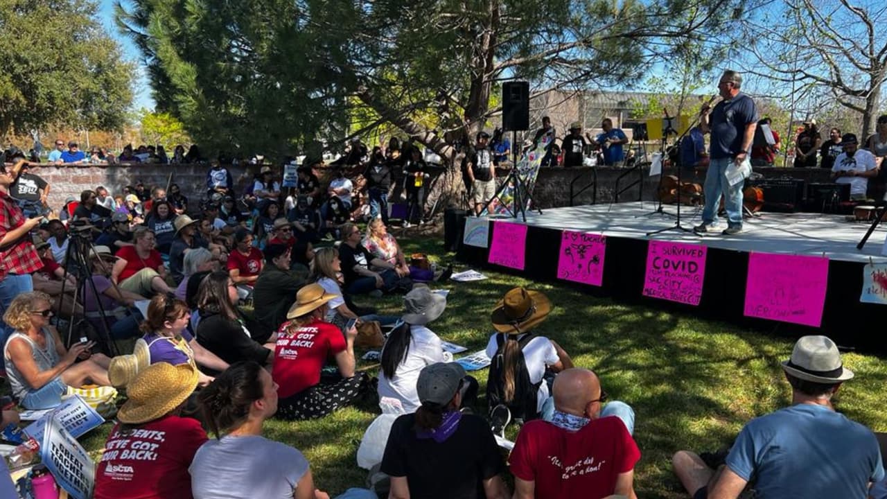 Maestros de Sacramento están de huelga un segundo día y las escuelas permanecen cerradas