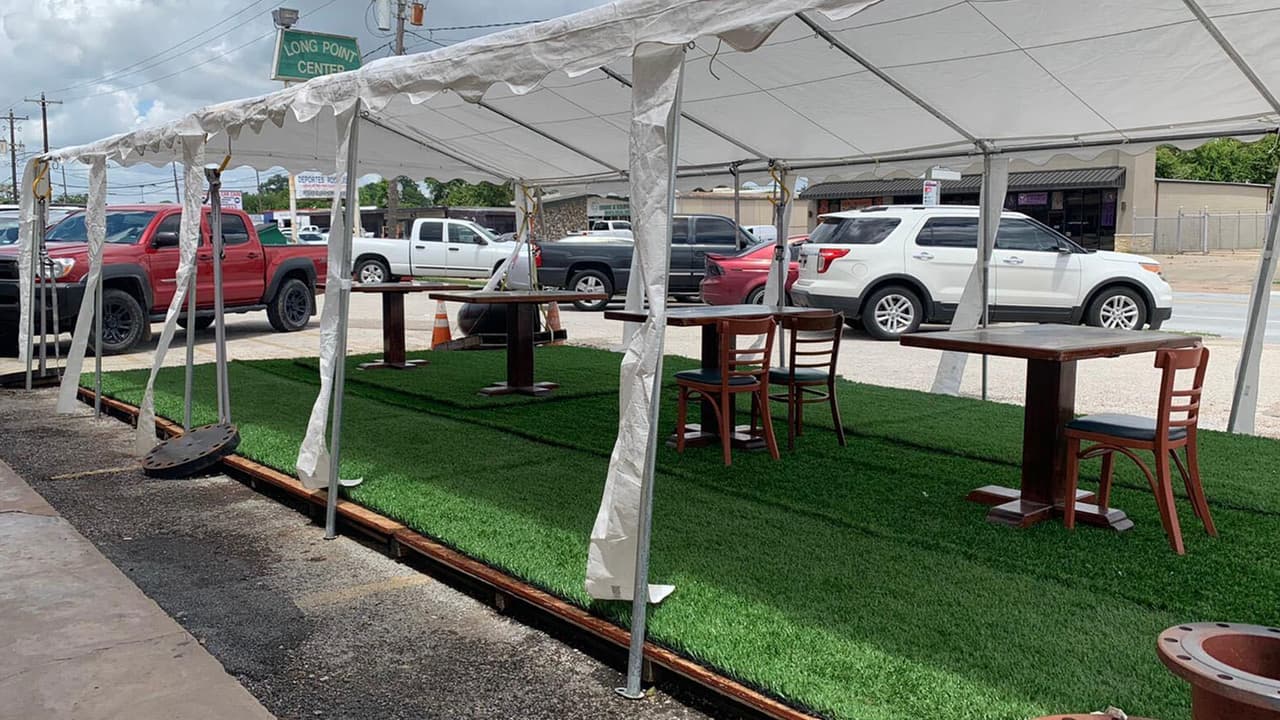 Actualmente los restaurantes están restringidos a una capacidad máxima del 50 por ciento, una medida que se tomó a nivel estatal para contener el coronavirus.