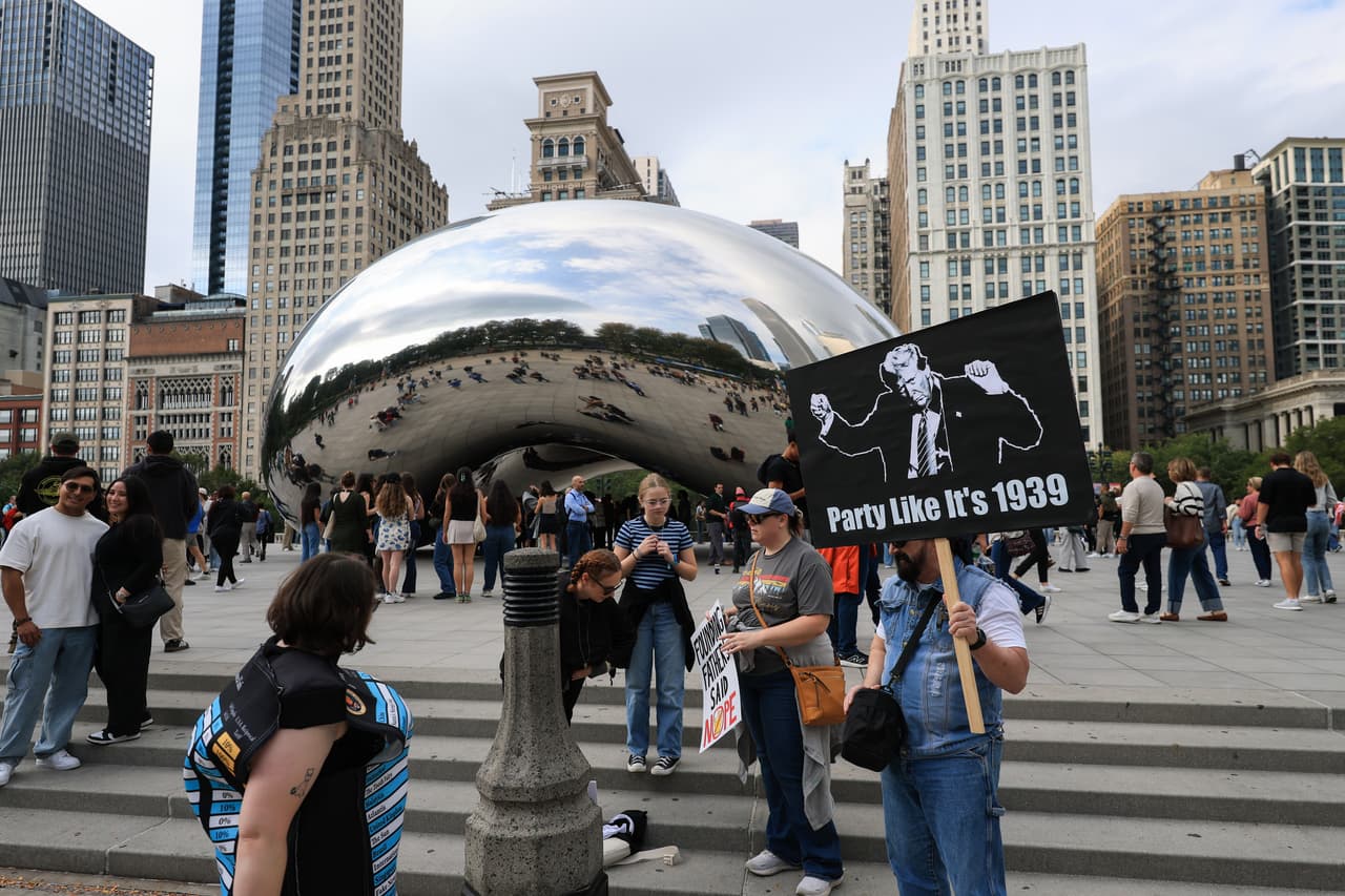 La manifestación se llevo a cabo alrededor del medio día en 
<b>Grant Park</b>, donde los asistentes llenaron 
<b>Butler Field</b> y se extendieron hacia 
<b>Buckingham Fountain</b> hasta las 2 pm que recorrieron la ciudad y se estima que tuvo más de 100,000 manifestantes. 
<br>