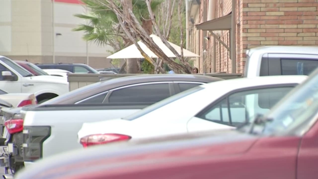 Las autoridades recibieron el reporte de una mujer que había sido raptada a punta de pistola en el mismo complejo de apartamentos. Al llegar al lugar, se enteraron que se trataba de 
<b><a href="https://www.univision.com/local/houston-kxln/realizan-vigilia-en-honor-a-maira-gutierrez-la-mujer-que-fue-presuntamente-secuestrada-y-asesinada-por-su-expareja-video" target="_blank">Maira Gutiérrez</a></b>, quien había sido obligada a subir a su propio vehículo, según reporte de los testigos.