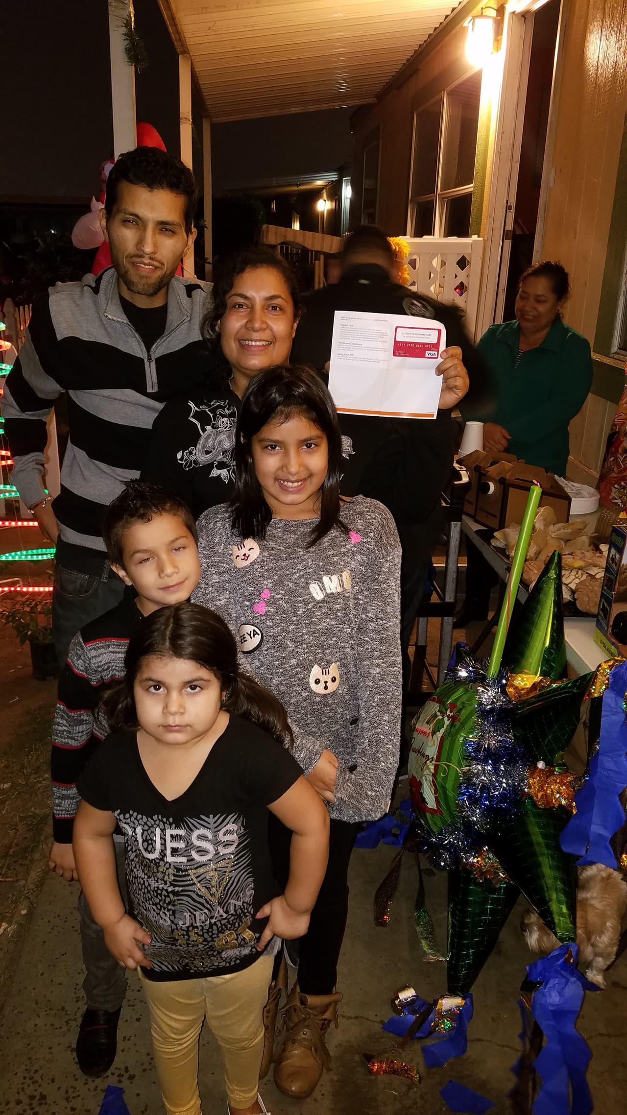 KLVE llegó con alegría navideña a la casa de Neyra Morales para la Posada Patrocinada por 
<i>Nescafe Clasico, Nestle Coffee Mate, Nestle La Lechera </i>y 
<i>Nestle Toll House.</i>