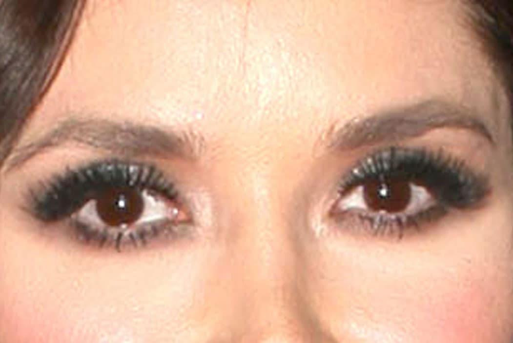 Los ojos oscuros de esta mujer son bellísimos, y ella sabe cómo seducir con este atributo.