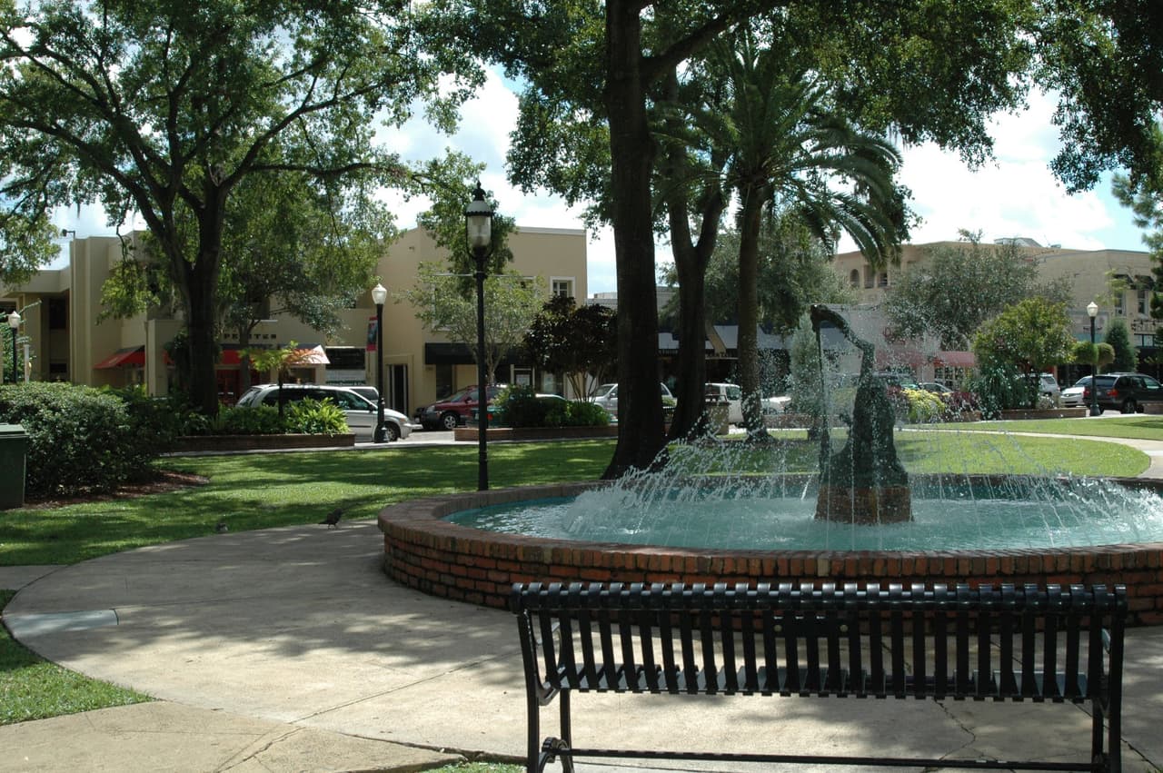 <b>Central Park</b>
<br>Es el parque más importante de Winter Park, cuenta con espacios para eventos, bancas, wi-fi y más. Muchos eventos del área se realizan aquí.
<br>251 S. Park Avenue Winter Park, FL
<br>Horario: 6:00 AM a 00:00 AM