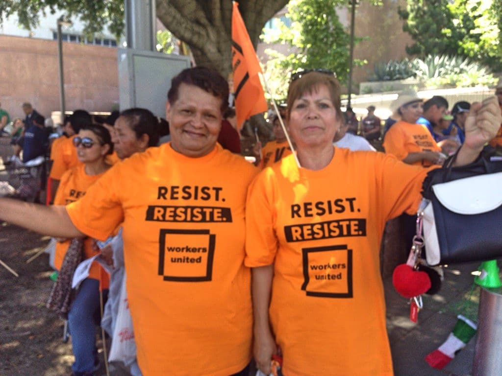 Concepción Ponce y María Banderas, trabajadores de lavandería, 'resistieron' las 2.5 millas de la marcha.