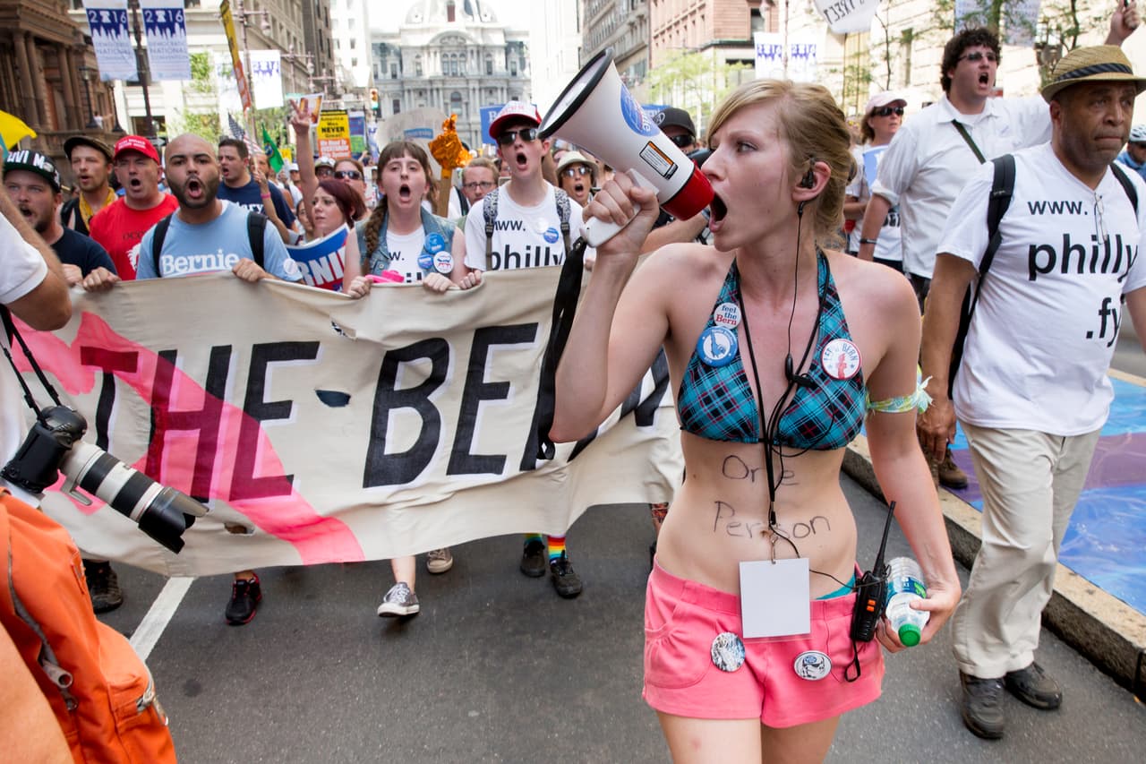 DOMINGO 24 DE JULIO. 3:29 PM. Varias organizaciones se reunieron para manifestar en favor de Bernie y en contra de Hillary Clinton, a un día del comienzo de la convención demócrata. Muchos de estos activistas están acampando en diversos lugares destinados para este fin a las afueras de Filadelfia.