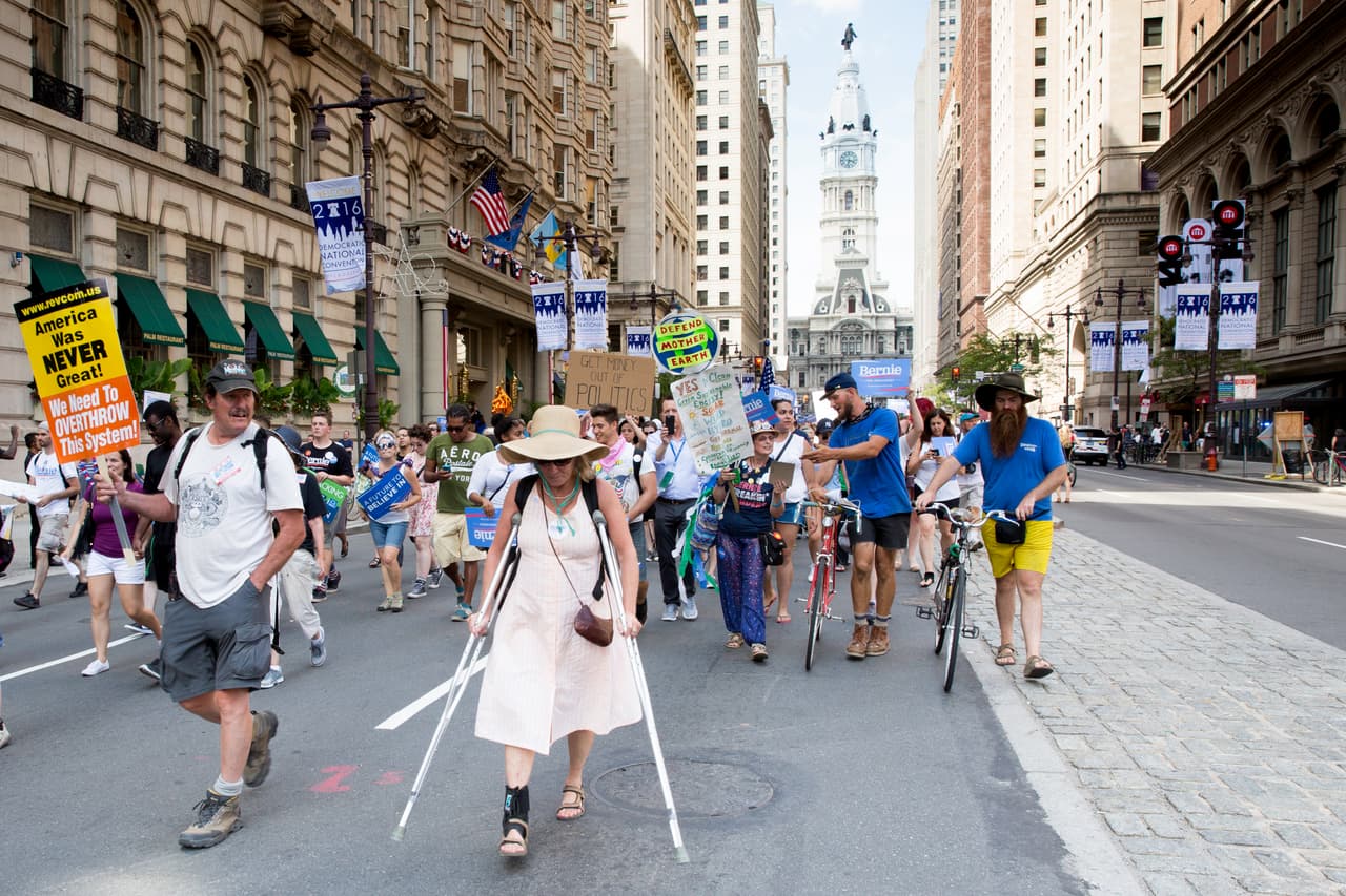 DOMINGO 24 DE JULIO. 3:33 PM. Algunas personas hicieron el largo recorrido en silla de ruedas o muletas.