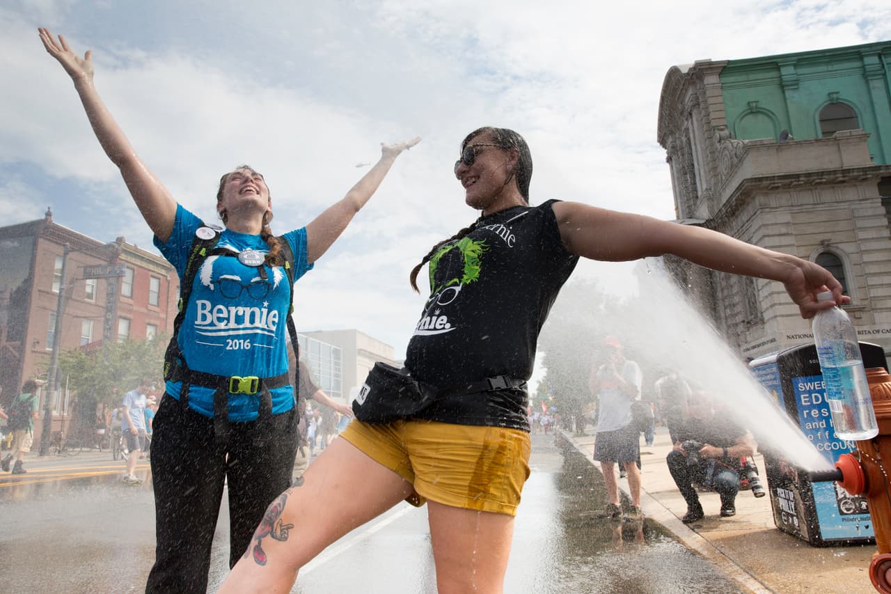 DOMINGO 24 DE JULIO. 3:58 PM. Los partidarios de Bernie Sanders presentes en Filadelfia organizaron una marcha masiva por el centro de la ciudad. El intenso calor, mas de 100 grados, hizo que muchos de los manifestantes se refrescaran con el agua que salía de algunos hidrantes de la ciudad, abiertos para este fin en el trayecto.