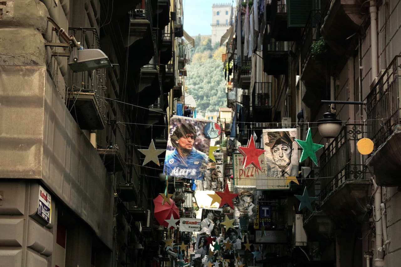 A pesar de la salida de Maradona del equipo, la ciudad lo convirtió en una parte fundamental suya. Las imágenes del argentino son frecuentes en las calles de Nápoles.