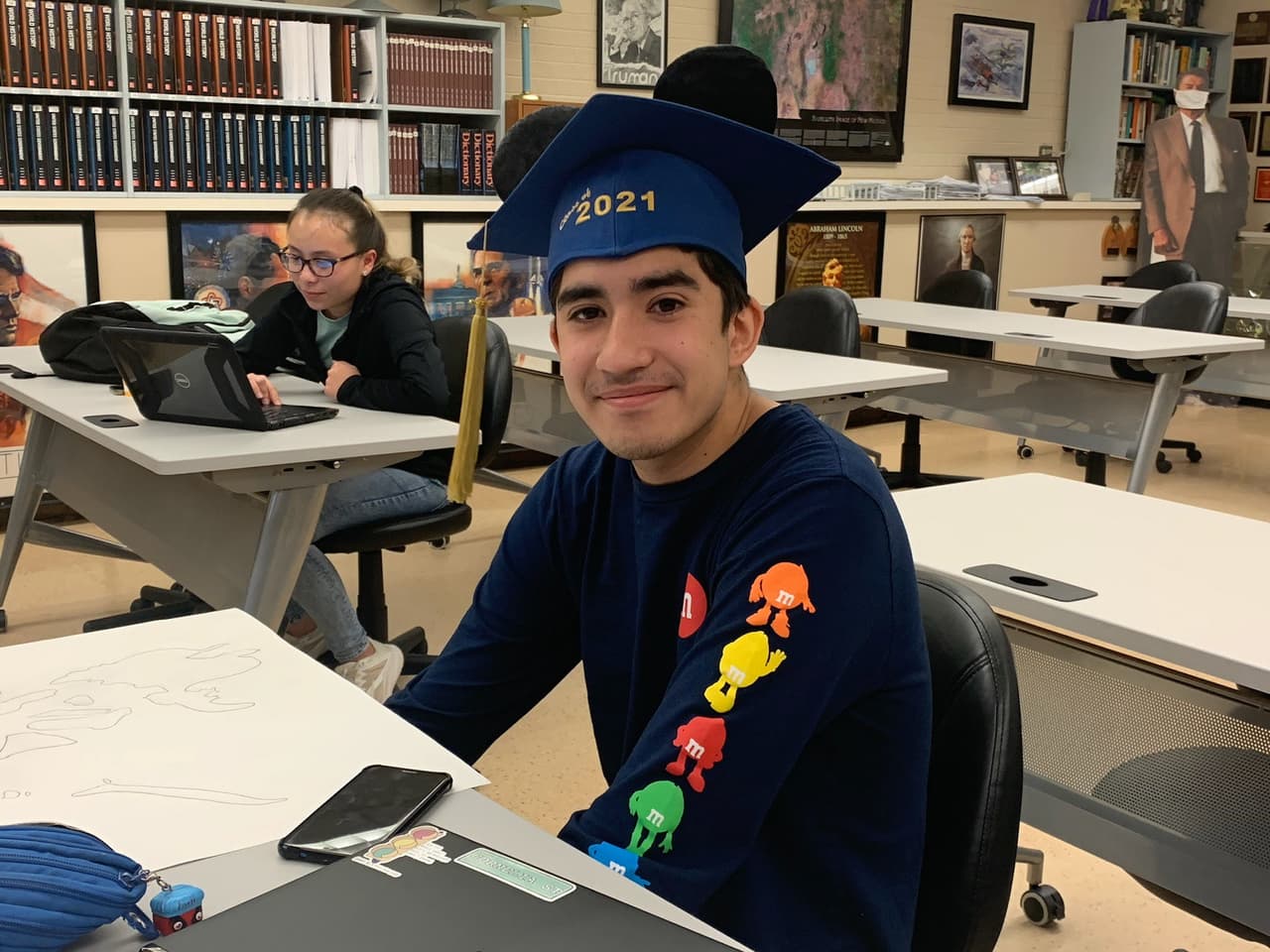 Esto mismo le ofrecían otras 
<a href="https://www.univision.com/local/dallas-kuvn/yared-avalos-un-joven-hispano-de-17-anos-es-aceptado-en-19-de-las-universidades-mas-prestigiosas-de-estados-unidos-video">19 prestigiosas instituciones en las que fue aceptado</a> por su brillante historial académico.