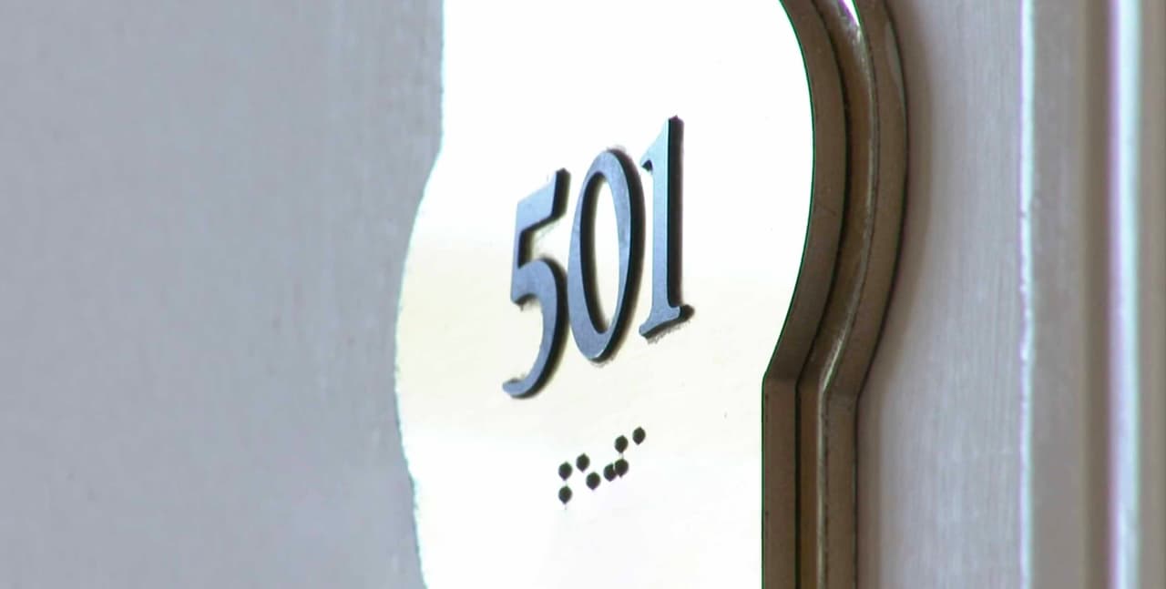 De acuerdo con sus empleados, varios fantasmas habitan en el hotel, especialmente en la habitación 501.