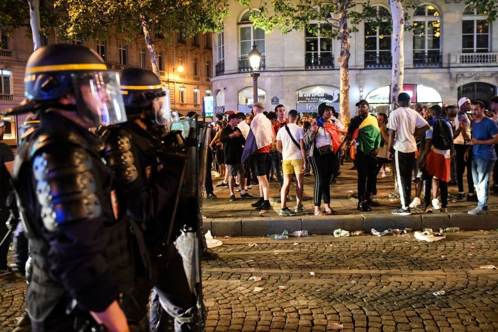 La madrugada en París fue escenario de enfrentamientos entre la Policía y cientos de personas tras la celebración del título de Francia en el Mundial de Rusia 2018.