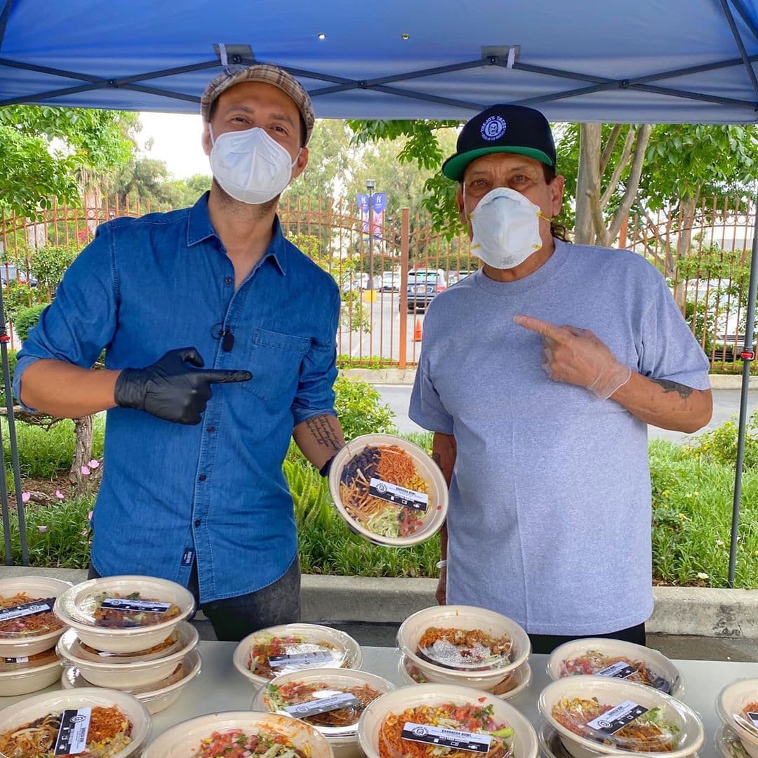 Salimos con el gran 
<a href="https://www.univision.com/shows/despierta-america/danny-trejo-asegura-estar-en-deuda-con-dios-y-no-para-de-ayudar-a-los-afectados-por-el-coronavirus-video">Danny Trejo</a> a repartir comida, quien jamás duda en dar una mano a quien más la necesita.