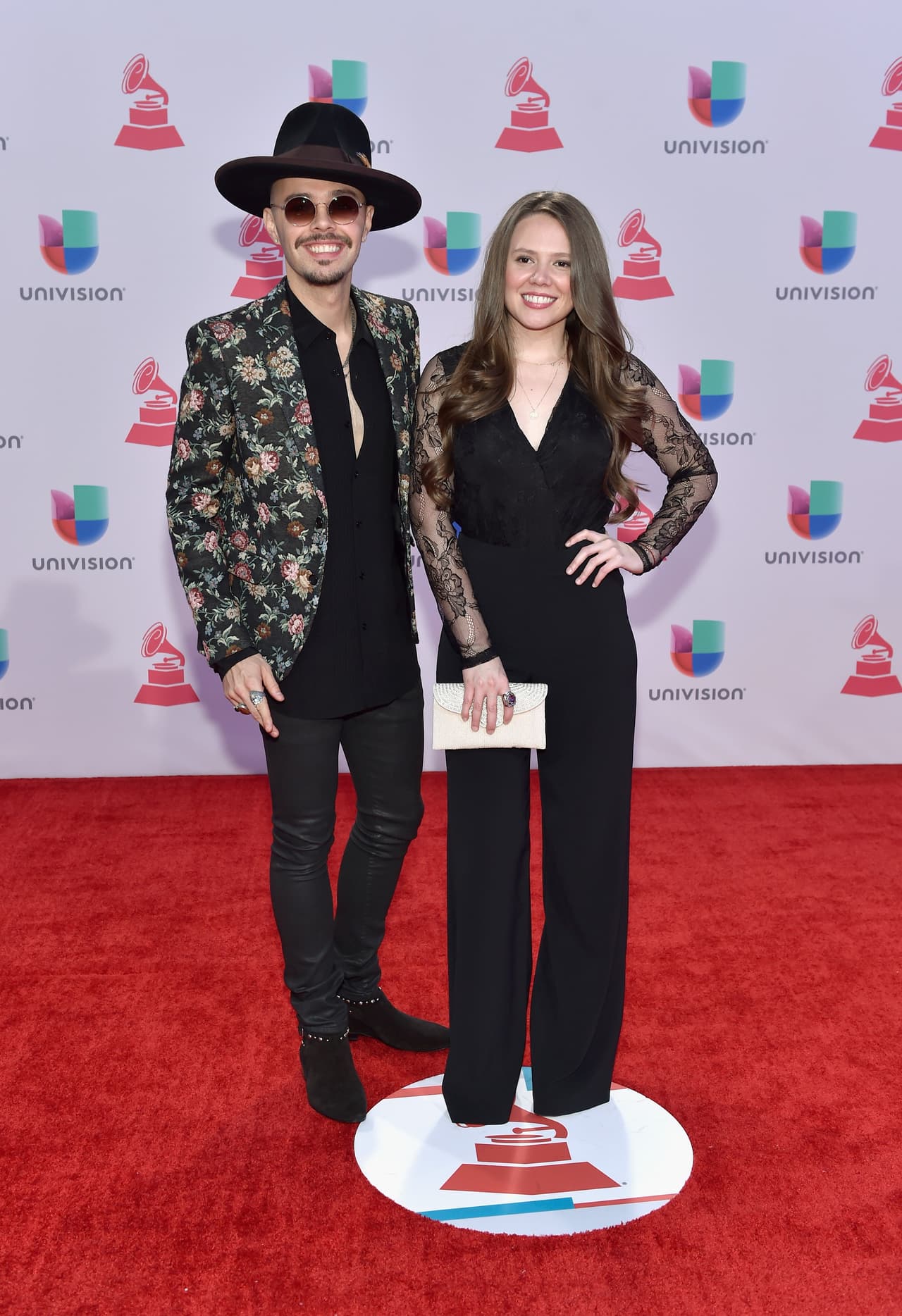 ¡Con tremendo bombón al lado y esta vez Jesse Huerta no le atinó!