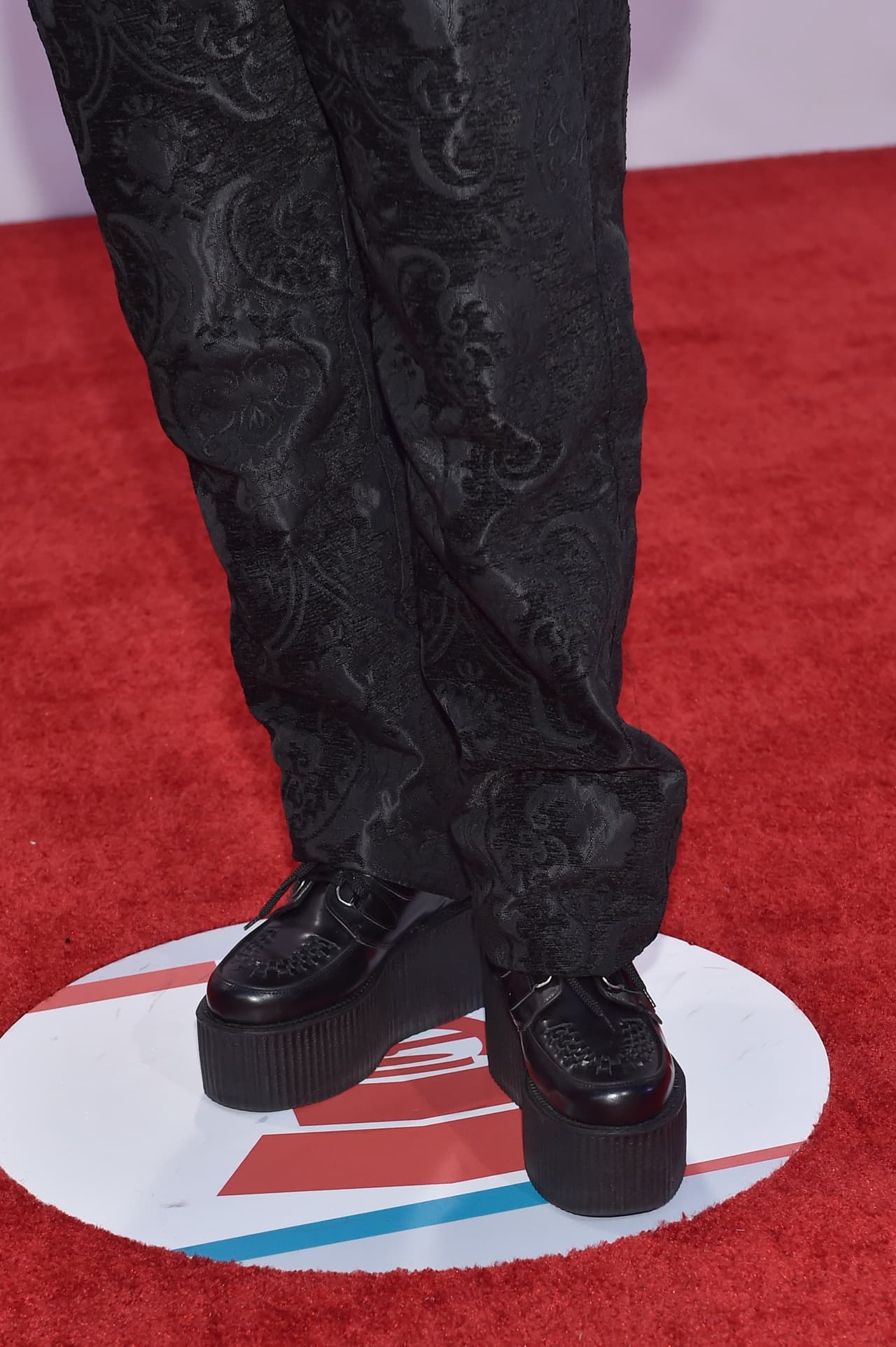 No le bastó con llevar 'print' en la chaqueta, también se animó por usarlo en el pantalón.