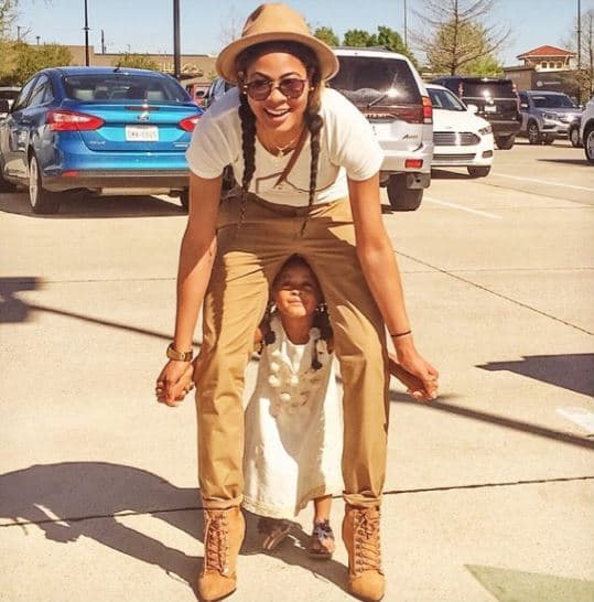 Su parecido es tanto que la joven confesó al Daily Mail que "constantemente" la gente la detiene en la calle para pedirle fotos, pues la confunden con Beyoncé.