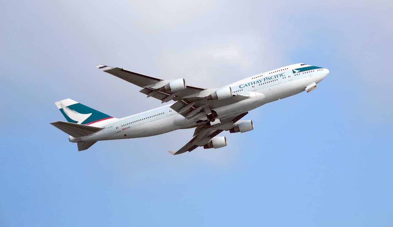 <b>Puesto 6. Cathay Pacific Airways</b>
<br>
<br>Es la aerolínea bandera de Hong Kong. Recibió el premio Skytrax 2021 a la ‘mejor sala VIP de clase ejecutiva en Asia’.