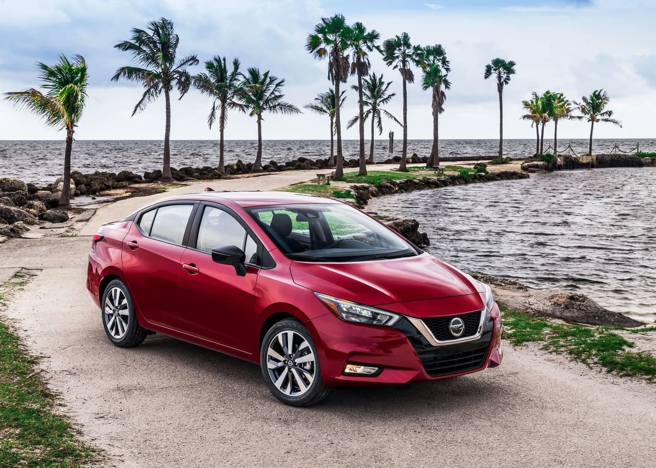 <h3 class="cms-H3-H3"><b>Nissan Versa – 35 mpg</b></h3>
<br>
<br>El Nissan Versa recientemente fue rediseñado para adoptar mejoras en todos sus apartados. Bajo el capó, vive un motor cuatro cilindros de 122 caballos de fuerza relacionado a una transmisión automática que envía la potencia al eje delantero. Esta unidad entrega un consumo de 32 mpg en ciudad, 40 mpg en carretera y 35 mpg en trayecto combinado. Su precio inicial es de $19,340.
<br>