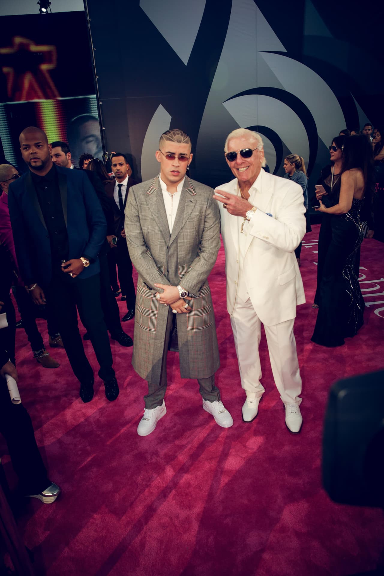 Bad Bunny en Alexander McQueen. Llegó acompañado del ex luchador de la WWE Ric Flair.