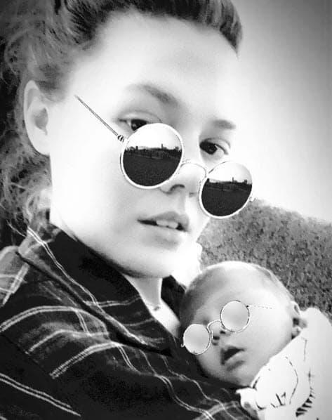 Aunque está feliz siendo mamá, admitió que la experiencia ha sido agotadora: "Pero es un tipo de agotamiento distinto porque estoy acostumbrada a las desveladas, estoy acostumbrada a no dormir y eso me ha ayudado bastante. Por fortuna somos dos mamás, eso hace el trabajo mucho más aliviando".