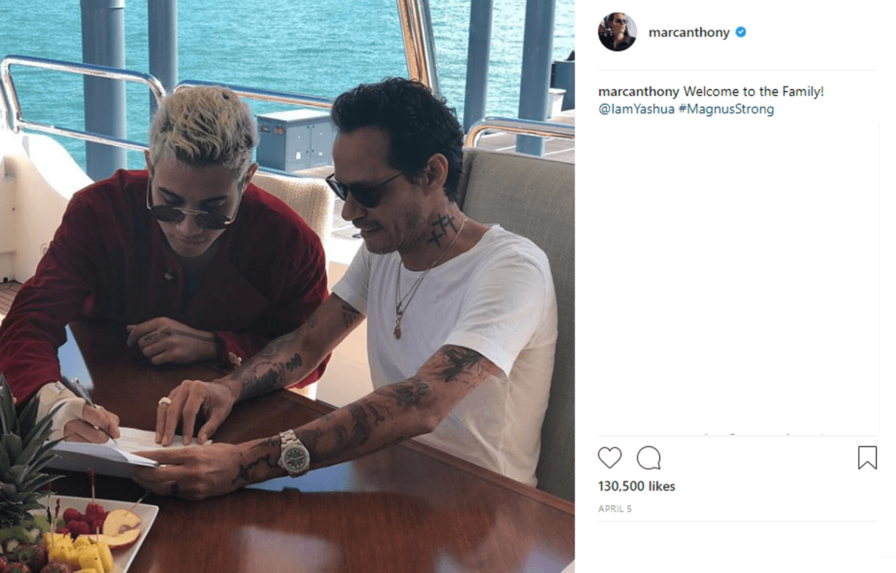 El cantante presume con frecuencia lo mucho que goza mar adentro con las celebridades, pero también saca ratos en su yate para trabajar con su firma
<a href="http://magnusmedia.com/about-us/">Magnus</a>.