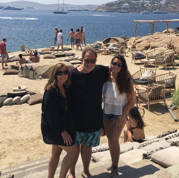 La familia disfrutando un hermoso día de playa.