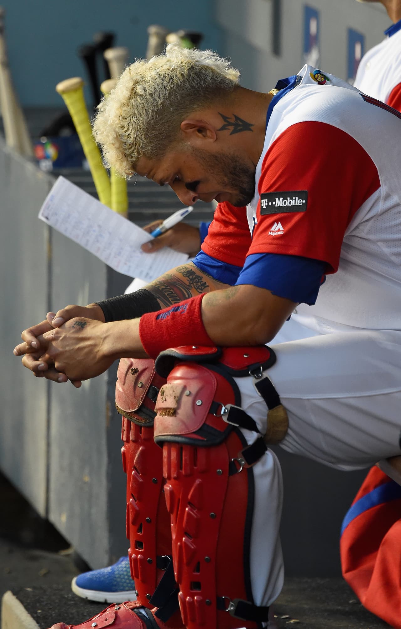 Yadier Molina, receptor y líder de Puerto Rico, preocupado en el dugout por el resultado parcial.