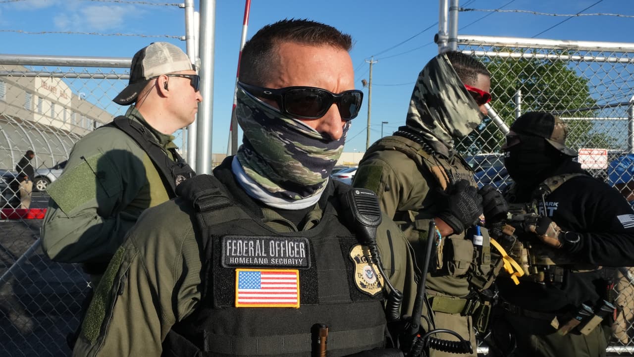 Revelan las tácticas que utiliza ICE para arrestar a inmigrantes que se presentan ante la corte