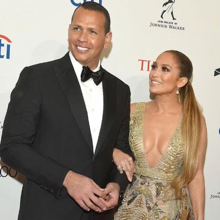 Tras estrenar el éxito musical, Jennifer López despejó las dudas ante la prensa y aseguró que no tenía dedicatoria: "A ver, yo no escribí la canción. Alguien la compuso especialmente para mí, y me pareció muy interesante. Me parece graciosa. Y me dije que sí, que me pareció bien y que adelante", informó el portal Caracol Radio en aquél entonces.
<br>