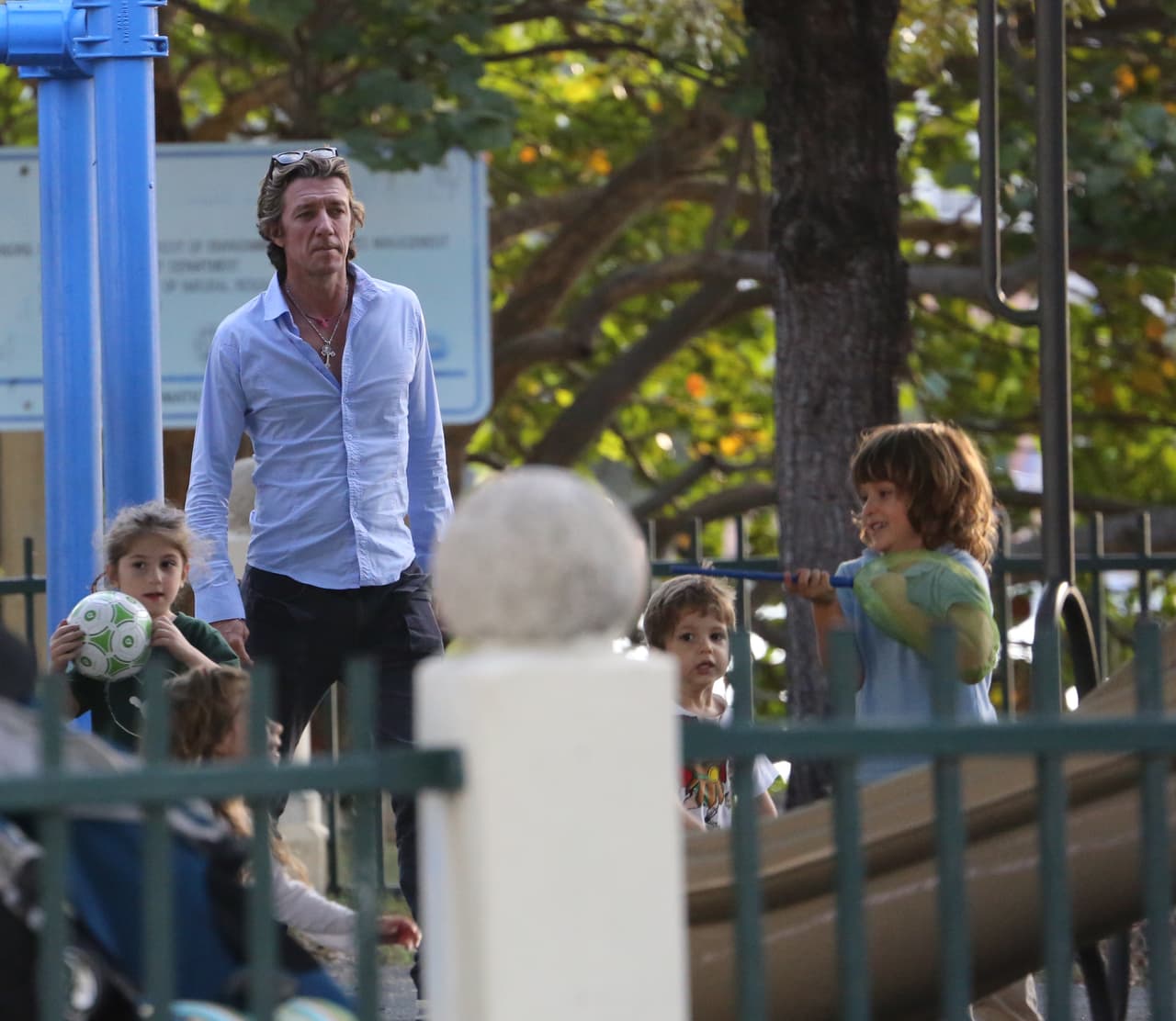 Nicolás Vallejo-Nágera se divierte con su pequeño en los juegos.