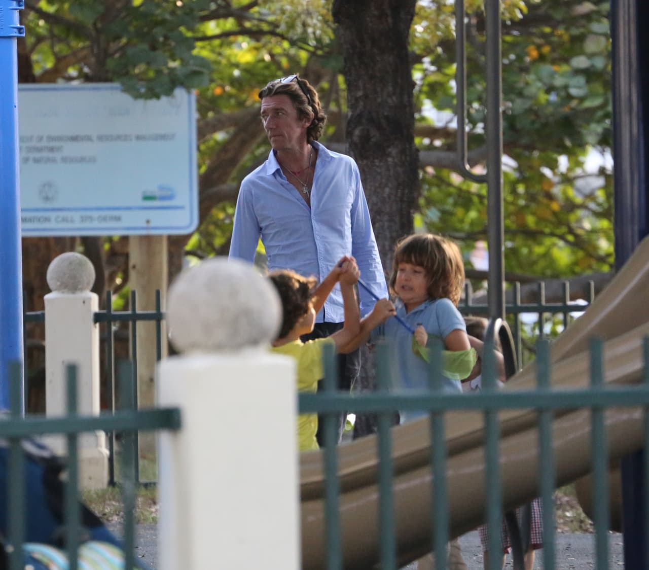 Parece como si se estuviera peleando con el otro niño, ¿no?