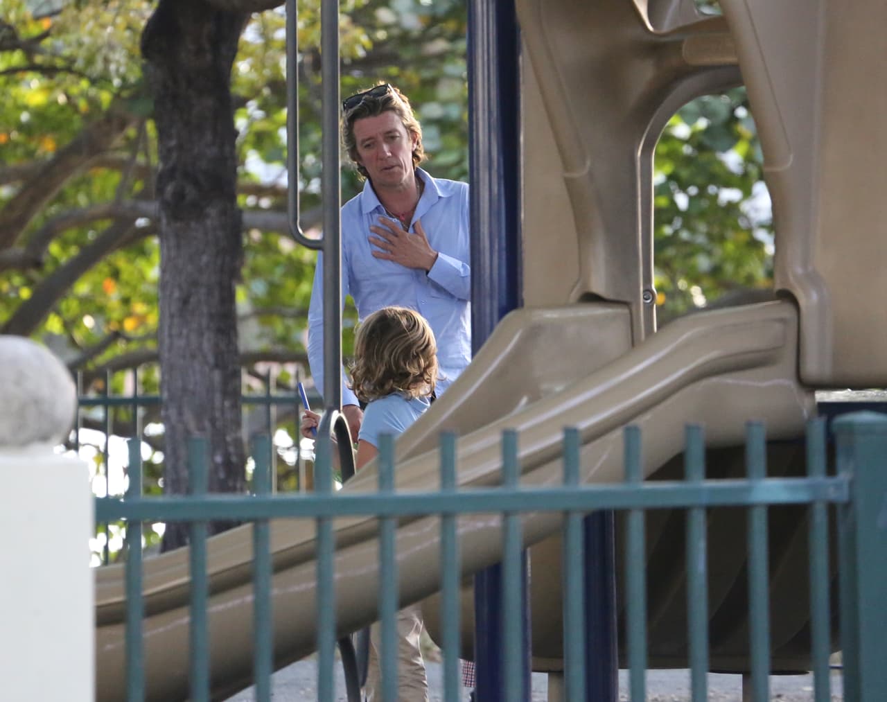 Mientras, Paulina está cuidando a su hermanito.