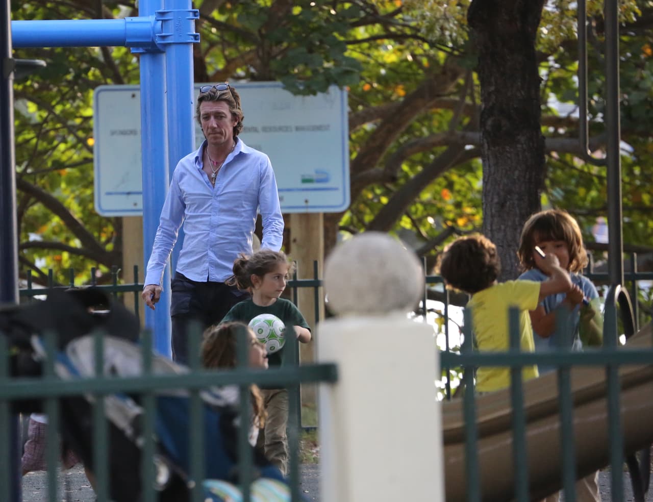 El nene se puso a competir de inmediato con otros niños.