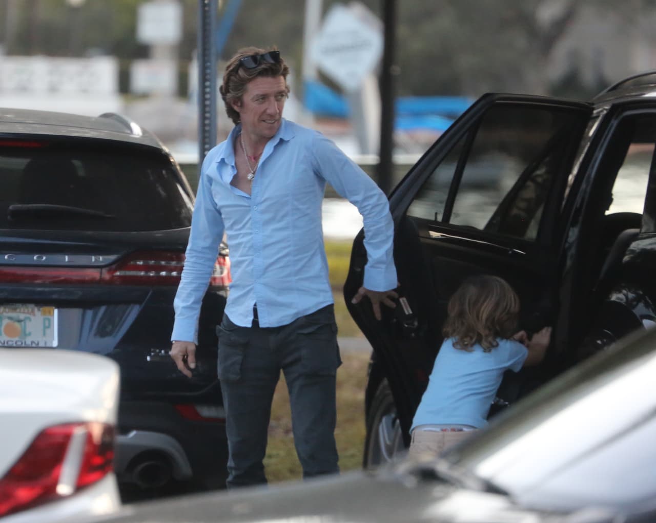 Después de un rato, regresaron a su camioneta.