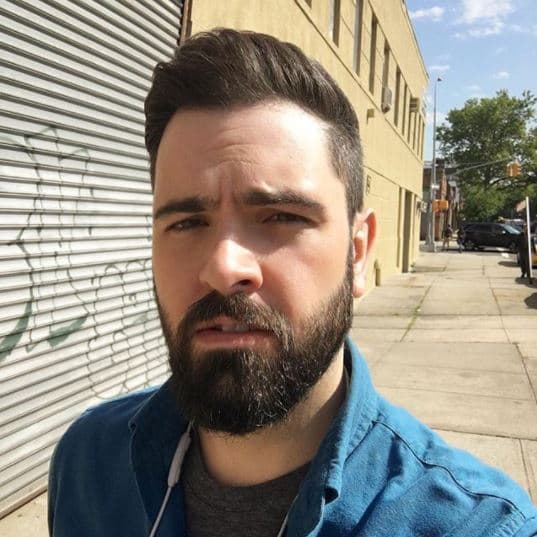 Él es Adam Ellis, un joven escritor neoyorquino que desde hace unos meses tiene en suspenso a todos sus seguidores en Twitter, pues de acuerdo con su narración, su apartamento ha sido invadido por el fantasma de un niño y él tiene las pruebas para demostrarlo.