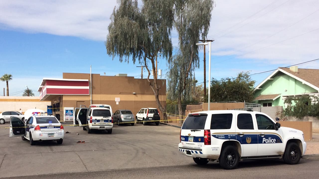 Dos oficiales de la policía de Phoenix resultaron heridos mientras realizaban un arresto